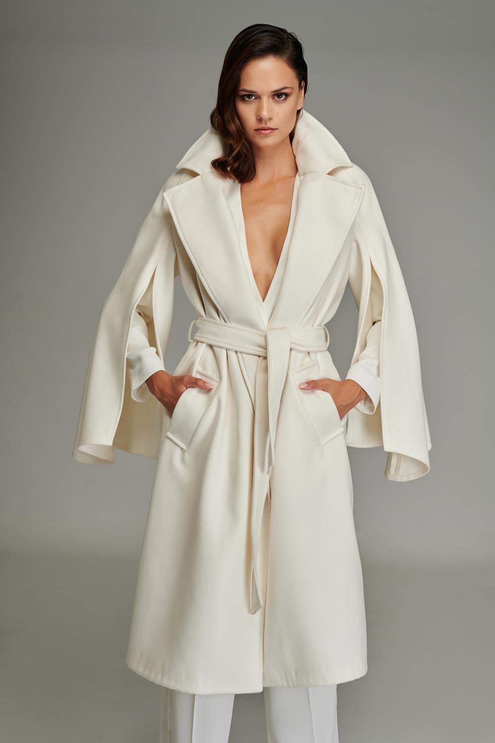 Coat with V neckline in White – Parle Moi